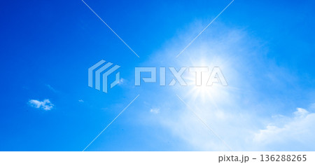 光を感じる青空と太陽のシンプルな風景 光を感じる青空と太陽のシンプルな風景 136288265