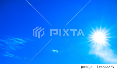 光を感じる青空と太陽のシンプルな風景 光を感じる青空と太陽のシンプルな風景 136288275