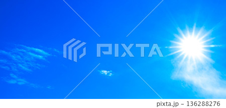光を感じる青空と太陽のシンプルな風景 136288276