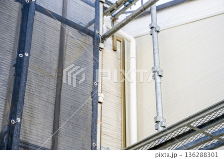 戸建て家屋の外壁修繕工事　外壁カバー工法　縦樋 136288301