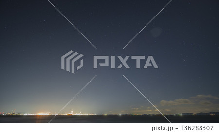日本の岡山県浅口市寄島町の海に浮かぶとても美しい星空 136288307