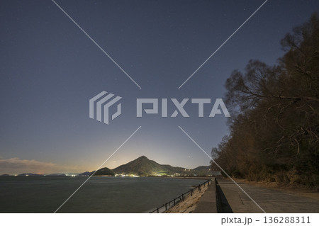 日本の岡山県浅口市寄島町の海に浮かぶとても美しい星空 日本の岡山県浅口市寄島町の海に浮かぶとても美しい星空 136288311
