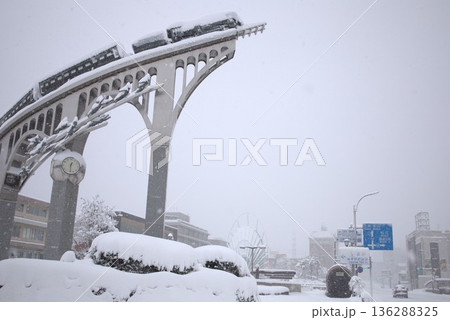 大雪警報の米子駅周辺 136288325