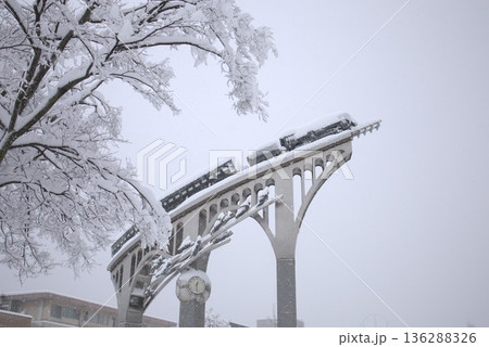 大雪警報の米子駅周辺 136288326