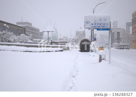 大雪警報の米子駅周辺 136288327