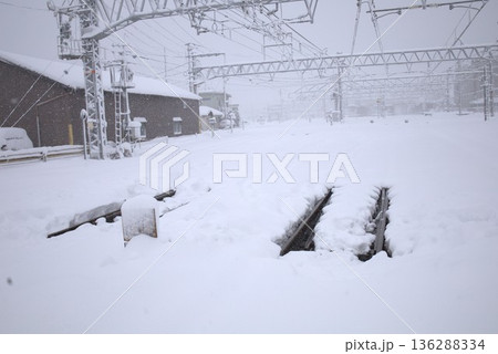 大雪警報の米子駅周辺 136288334