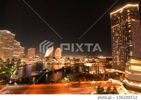 桜木町ワシントンホテルから見たみなとみらいの夜景 桜木町ワシントンホテルから見たみなとみらいの夜景 136288512
