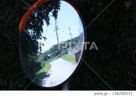 ミラー越しの田舎の景色 136288531