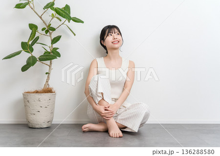 フローリングに座る笑顔の美しいアジア人女性（見上げる,考える,想像,妄想,プラン,計画） 136288580