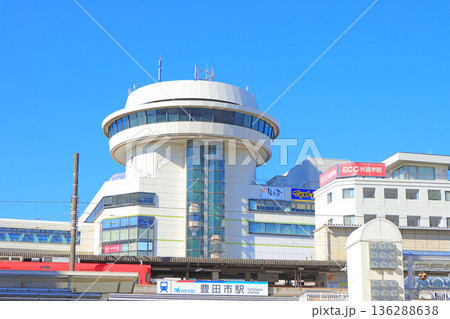 愛知県豊田市、名鉄豊田市駅に停車する電車の風景 愛知県豊田市、名鉄豊田市駅に停車する電車の風景 136288638