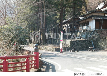 赤い欄干と神社 136288642