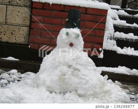 積もった雪で作った雪だるま 136288877