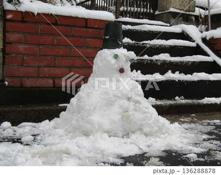 積もった雪で作った雪だるま 136288878
