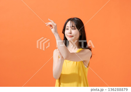 ノースリーブの笑顔の女性 136288879