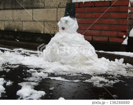 積もった雪で作った雪だるま 積もった雪で作った雪だるま 136288880