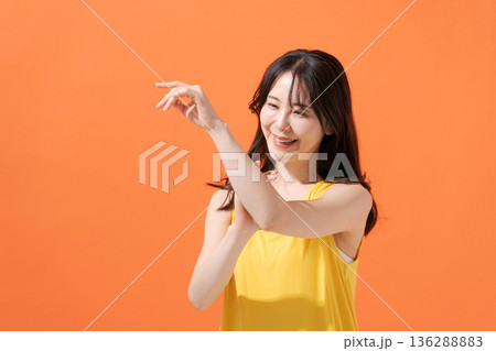 ノースリーブの笑顔の女性 ノースリーブの笑顔の女性 136288883