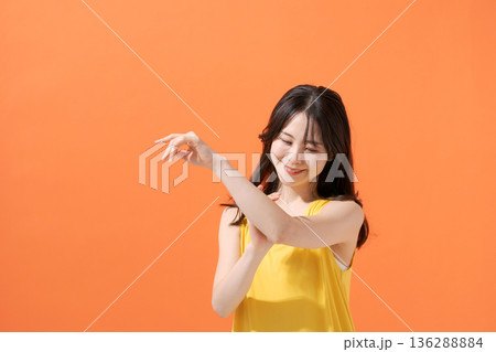 ノースリーブの笑顔の女性 136288884