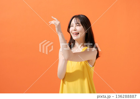 ノースリーブの笑顔の女性 ノースリーブの笑顔の女性 136288887