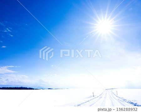 冬の太陽と青空が広がる北海道美瑛町の圧雪アイスバーン道路風景 冬の太陽と青空が広がる北海道美瑛町の圧雪アイスバーン道路風景 136288932
