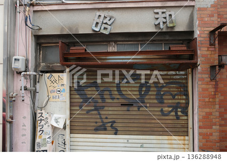 レトロな赤レンガの建物 136288948