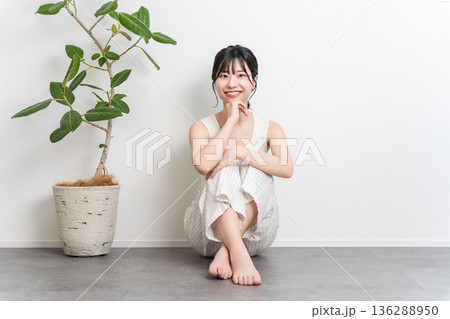 フローリングに座る笑顔の美しいアジア人女性(ビューティ,美容) フローリングに座る笑顔の美しいアジア人女性(ビューティ,美容) 136288950