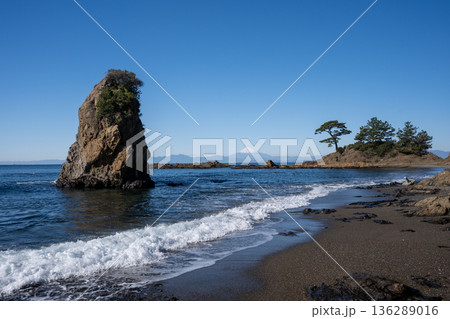 立石から望む、海越しの冠雪の山（横） 136289016