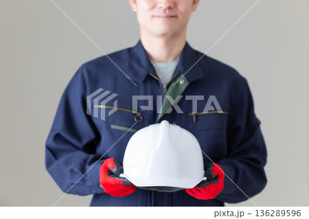 ヘルメットを持つ作業服のミドル男性ビジネスマン 136289596