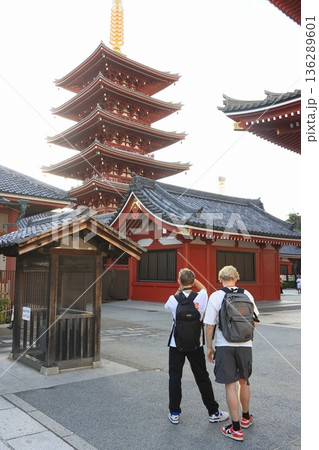 浅草寺の五重塔を撮影する外国人観光客 浅草寺の五重塔を撮影する外国人観光客 136289601