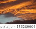 燃えるような夕焼け 136289904