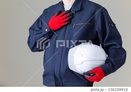 ヘルメットを持って胸に手を当てる作業服のミドル男性ビジネスマン ヘルメットを持って胸に手を当てる作業服のミドル男性ビジネスマン 136289918