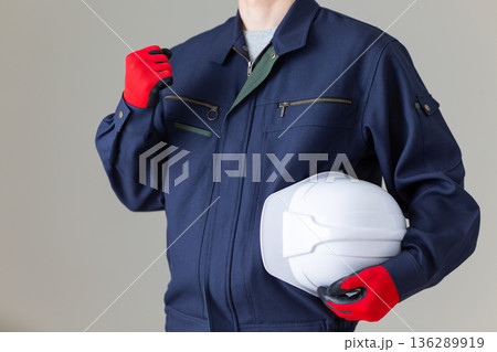 ガッツポーズをする作業服のミドル男性ビジネスマン ガッツポーズをする作業服のミドル男性ビジネスマン 136289919