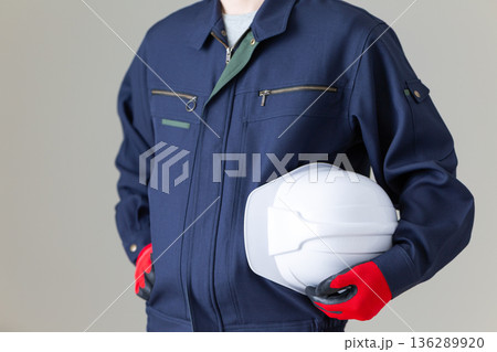 ヘルメットを持つ作業服のミドル男性ビジネスマン 136289920