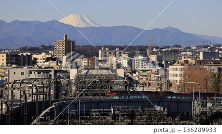 「成城の不動橋」から見た富士山、車両基地に向かう小田急の特急ロマンスカーの車両 136289933