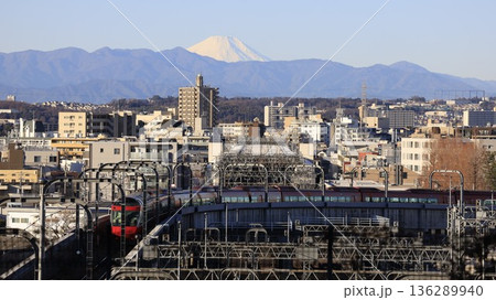 「成城の不動橋」から見た富士山、車両基地に向かう小田急の特急ロマンスカーの車両 136289940