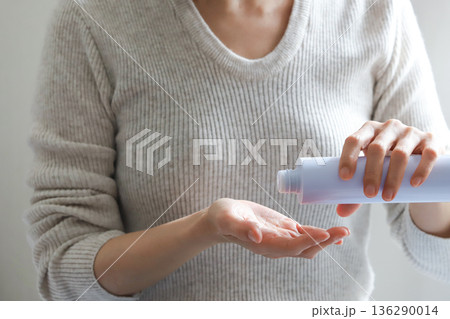 スキンケアをする女性の手元　化粧水 136290014