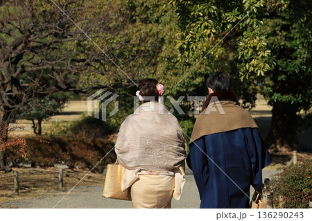 着物を着て散策するカップル 136290243