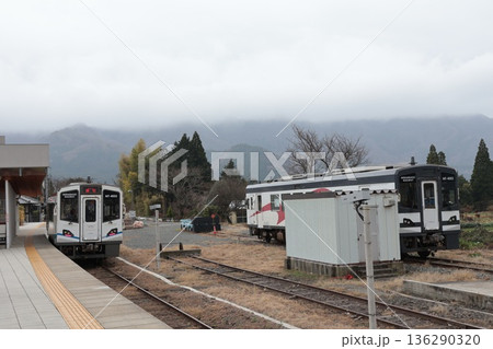 高森駅のホームに停車する南阿蘇鉄道高森線の列車 高森駅のホームに停車する南阿蘇鉄道高森線の列車 136290320