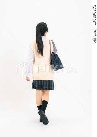 歩く制服を着た女子学生の後ろ姿の全身写真 136290372