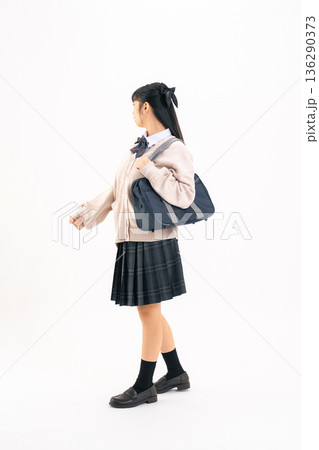 歩く制服を着た女子学生の全身写真 136290373