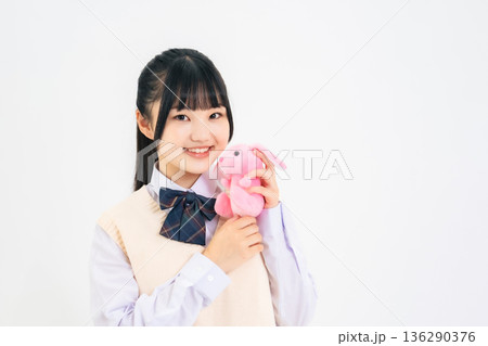 ぬいぐるみを持った女子学生 136290376