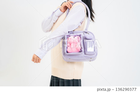 ぬいぐるみの入ったバッグを持った女子学生 136290377