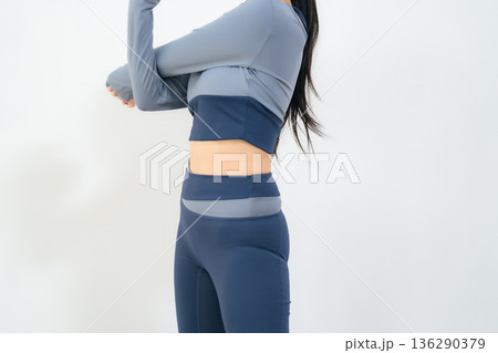 ストレッチするスポーツウェアを着た女性 136290379