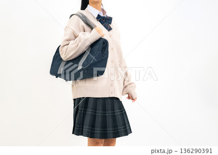 通学バッグを持って歩く女子学生 通学バッグを持って歩く女子学生 136290391