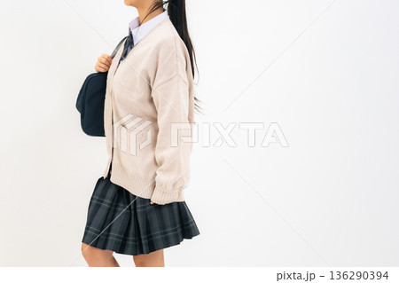 通学バッグを持って歩く女子学生 通学バッグを持って歩く女子学生 136290394