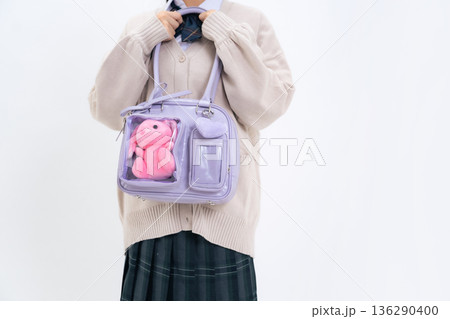 ぬいぐるみの入ったバッグを持った女子学生 ぬいぐるみの入ったバッグを持った女子学生 136290400