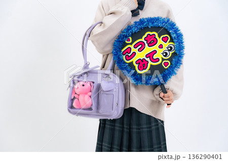 推し活うちわとぬいぐるみの入ったバッグを持った女子学生 136290401