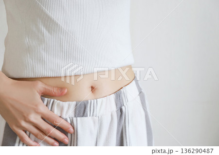 女性のお腹　健康・体調管理 136290487