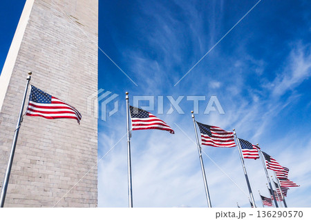 ワシントン　ワシントン記念塔　オベリスク　星条旗 136290570