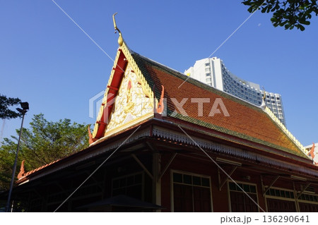 タイ バンコク ワット スアンプル 建物の屋根 タイ バンコク ワット スアンプル 建物の屋根 136290641
