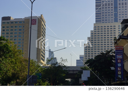 タイ バンコク シーロム通り付近の街並み 136290646